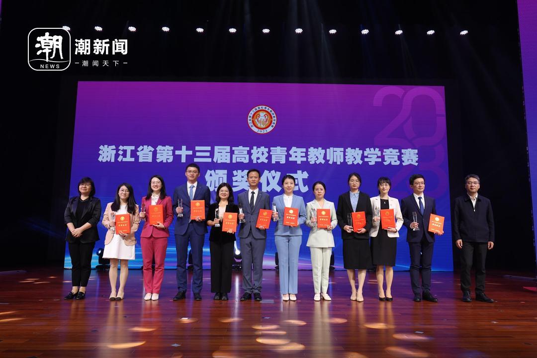 陈峰、胡柯为本届竞赛特等奖获奖代表颁奖.jpg 陈峰、胡柯为本届竞赛特等奖获奖代表颁奖.jpg