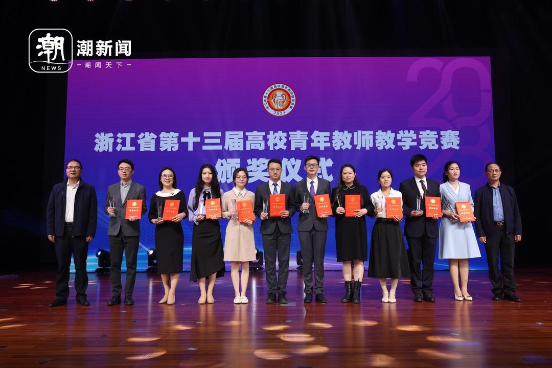 王玉庆、张元龙为本届竞赛一等奖获奖代表颁奖.jpg 王玉庆、张元龙为本届竞赛一等奖获奖代表颁奖.jpg